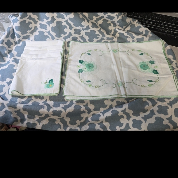 Vintage setting for 4 appliqued napkins and placemats - Picture 1 of 4